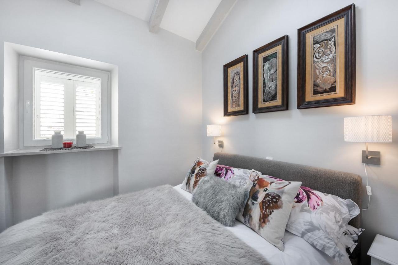 Jully Apartment With Swimming Pool Babino Polje エクステリア 写真